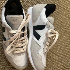 VEJA Rio Branco Aircell Lunar Tennis Shoes in White/ Black in Size 8 – Brand New